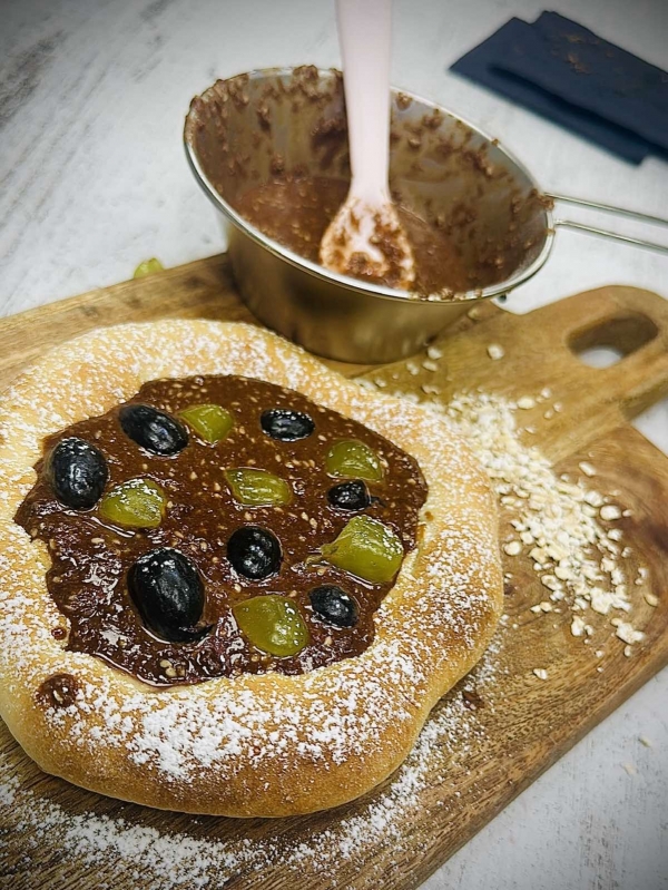 Sweet pizza με πραλίνα βρώμης, μέλι και σταφύλια