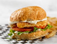 Burger &gamma;&lambda;&upsilon;&kappa;&omicron;&pi;&alpha;&tau;ά&tau;&alpha;&sigmaf; &mu;&epsilon; Chicken nuggets &kappa;&alpha;&iota; Caesar sauce
