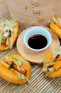 Bao buns &nu;&tau;&omicron;&mu;ά&tau;&alpha;&sigmaf; &mu;&epsilon; &gamma;&lambda;&upsilon;&kappa;ό&xi;&iota;&nu;&omicron; &kappa;&omicron;&tau;ό&pi;&omicron;&upsilon;&lambda;&omicron; &kappa;&alpha;&iota; &lambda;&alpha;&chi;&alpha;&nu;&iota;&kappa;ά