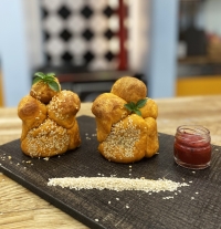 Bombolone &mu;&epsilon; &tau;&omicron;&mu;ά&tau;&alpha;, &phi;έ&tau;&alpha; &kappa;&alpha;&iota; &beta;&alpha;&sigma;&iota;&lambda;&iota;&kappa;ό