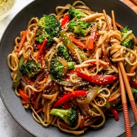Noodles &mu;&epsilon; &lambda;&alpha;&chi;&alpha;&nu;&iota;&kappa;ά