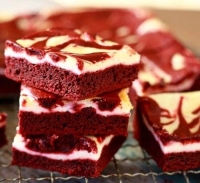 Brownies red velvet &mu;&epsilon; &pi;&alpha;&nu;&tau;&zeta;ά&rho;&iota;