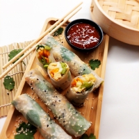 &Beta;&iota;&epsilon;&tau;&nu;&alpha;&mu;έ&zeta;&iota;&kappa;&alpha; Rice Rolls &mu;&epsilon; &lambda;&alpha;&chi;&alpha;&nu;&iota;&kappa;ά &kappa;&alpha;&iota; &omicron;&mu;&epsilon;&lambda;έ&tau;&alpha;