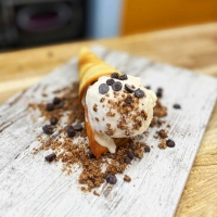 &Pi;&alpha;&gamma;&omega;&tau;&omicron; frozen yogurt &mu;&epsilon; &mu;&pi;&alpha;&nu;ά&nu;&alpha; &kappa;&alpha;&iota; &mu;έ&lambda;&iota; &sigma;&epsilon; &chi;&omega;&nu;ά&kappa;&iota; &pi;&alpha;&gamma;&omega;&tau;&omicron;ύ