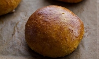 Brioche bites &mu;&epsilon; pesto &alpha;&rho;&alpha;&kappa;ά &kappa;&alpha;&iota; &lambda;&omicron;&upsilon;&kappa;ά&nu;&iota;&kappa;&omicron; &kappa;&omicron;&tau;ό&pi;&omicron;&upsilon;&lambda;&omicron;
