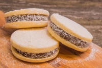 &Mu;&pi;&iota;&sigma;&kappa;ό&tau;&alpha; Alfajores &mu;&epsilon; &beta;&rho;ώ&mu;&eta; &kappa;&alpha;&iota; &mu;ή&lambda;&omicron;