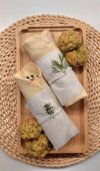 Tortilla wraps &mu;&epsilon; &kappa;&omicron;&lambda;&omicron;&kappa;&upsilon;&theta;&omicron;&kappa;&epsilon;&phi;&tau;έ&delta;&epsilon;&sigmaf; &kappa;&alpha;&iota; sauce &gamma;&iota;&alpha;&omicron;&upsilon;&rho;&tau;&iota;&omicron;ύ