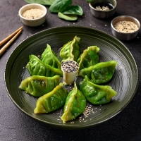 Gyoza &alpha;&pi;ό &sigma;&pi;&alpha;&nu;ά&kappa;&iota; &mu;&epsilon; &kappa;&omicron;&tau;ό&pi;&omicron;&upsilon;&lambda;&omicron; &kappa;&alpha;&iota; &lambda;&alpha;&chi;&alpha;&nu;&iota;&kappa;ά