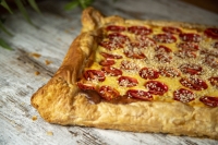 &Kappa;&alpha;&lambda;&omicron;&kappa;&alpha;&iota;&rho;&iota;&nu;ή quiche &mu;&epsilon; &phi;έ&tau;&alpha;, &tau;&omicron;&mu;&alpha;&tau;ί&nu;&iota;&alpha; &kappa;&alpha;&iota; &beta;&alpha;&sigma;&iota;&lambda;&iota;&kappa;ό