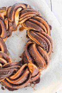 Babka &mu;&epsilon; &pi;&rho;&alpha;&lambda;ί&nu;&alpha; &chi;&alpha;&rho;&omicron;&upsilon;&pi;&iota;&omicron;ύ
